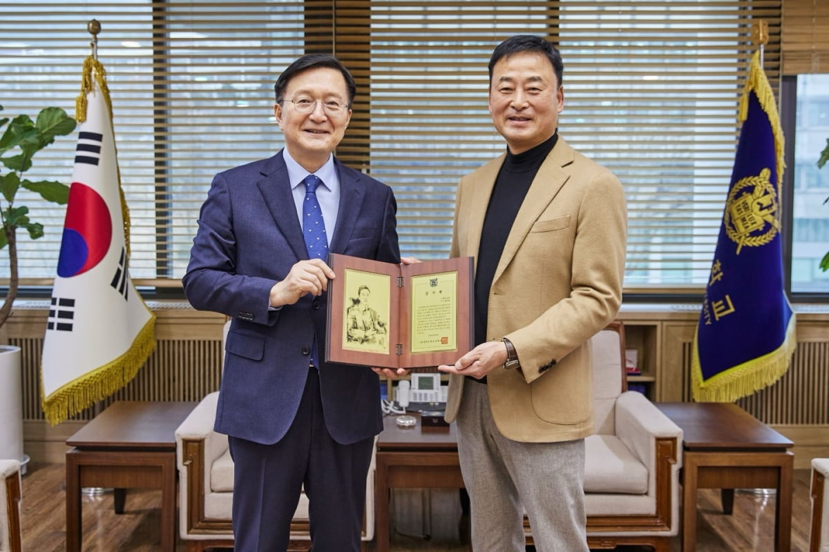 이기형 그래디언트 대표(오른쪽)과 유홍림 서울대학교 총장이 감사패를 들고 기념사진을 찍고 있다./사진=그래디언트 