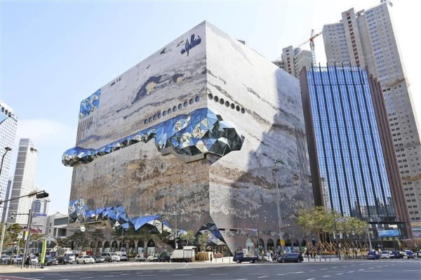 2000년 프리츠커상 수상자 렘 콜하스가 디자인한 갤러리아백화점 광교 외관 /한경DB