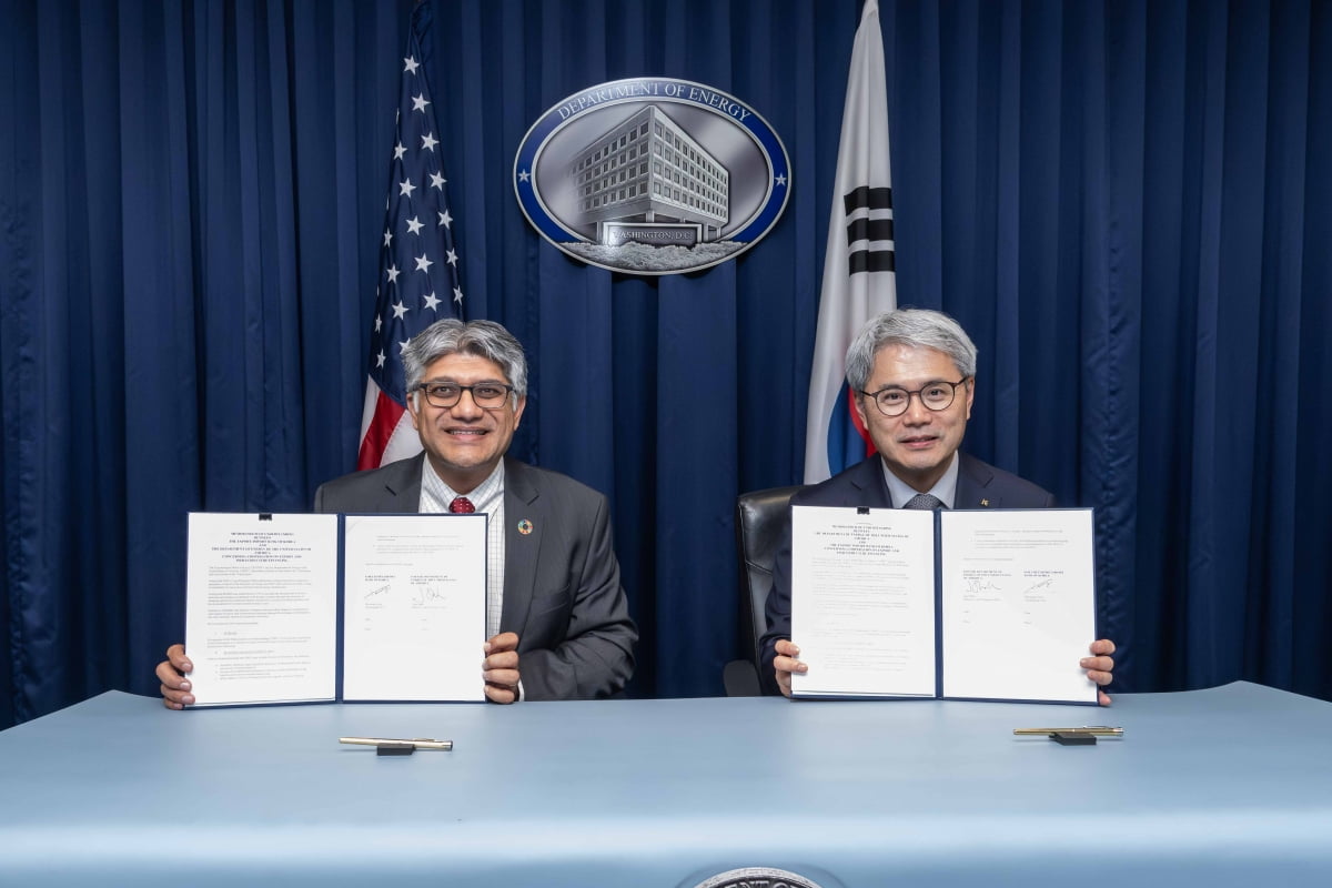 윤희성 수출입은행장(오른쪽)이 6일(현지시간) 미국 워싱턴 에너지부 본사에서 지가르 샤 국장과 만나 '공급망과 친환경 에너지 분야 협력을 위한 업무협약'에 서명했다. 수출입은행 제공