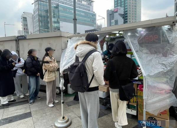 7일 '동대문 크레페 할아버지' 노점 앞에서 대기 중인 손님들. /사진=김세린 기자