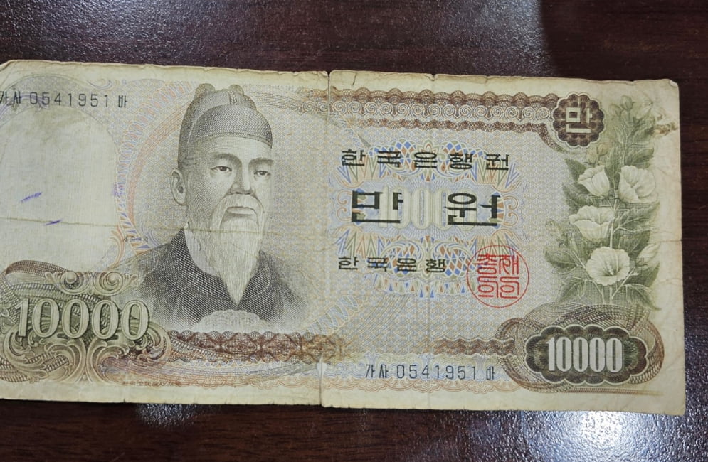 손님으로부터 희귀한 구형 만원권 지폐를 받았다는 자영업자. /사진='아프니까 사장이다' 캡처