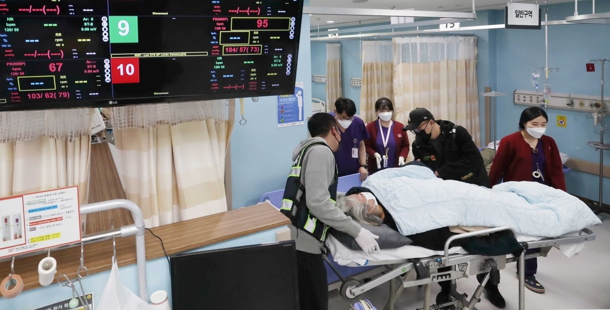 7일 서울 신림동 에이치플러스양지병원 응급실에 한 환자가 이송돼 의료진에게 처치를 받고 있다./김범준 기자