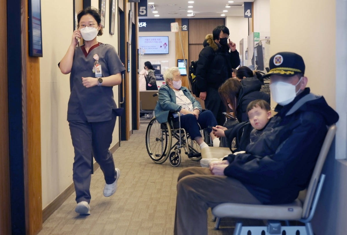 7일 서울의 한 중소병원에서 한 의료진이 전화를 받고 급히 달려가고 있다./김범준 기자