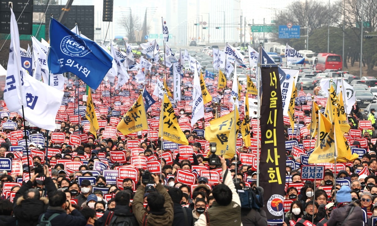 대한의사협회가 3일 서울 여의대로 인근에서 전국 의사 총궐기대회를 열고 정부의 의대 증원 철회를 요구하고 있다./이솔 기자