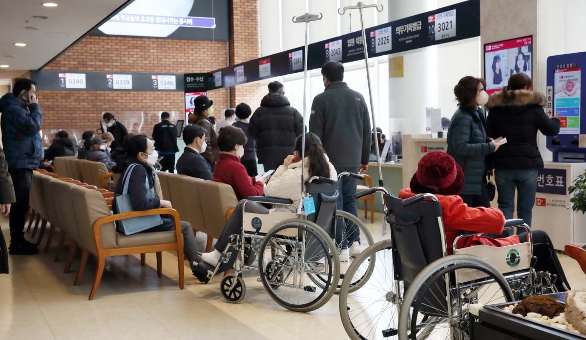 7일 서울의 한 중소병원에서 환자들이 진료 접수를 기다리고 있다./김범준 기자