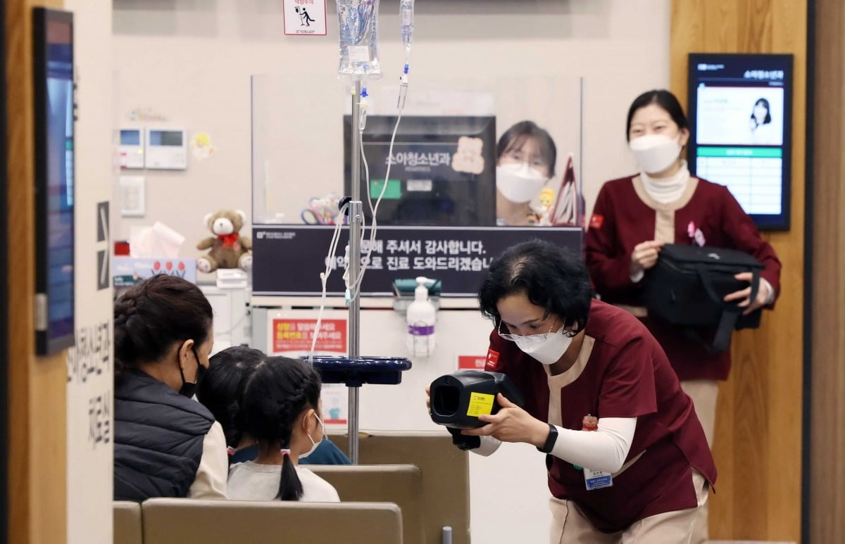 중소 종합병원에 환자들이 몰리고 있는 7일 서울의 한 중소병원에서 간호사가 환자의 안과검사를 하고 있다./김범준 기자