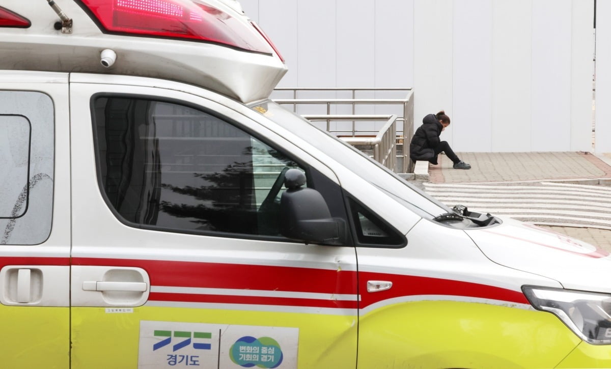 5일 경기도에 위치한 한 대학병원 응급실에서 한 보호자가 바닥에 앉아 기도를 하고 있다./최혁 기자