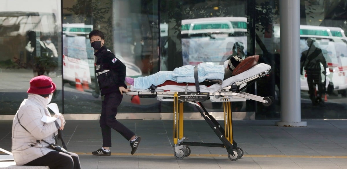 의료파행 2주째인 4일 서울의 한 대학병원에서 응급환자가 이송되고 있다./김범준 기자