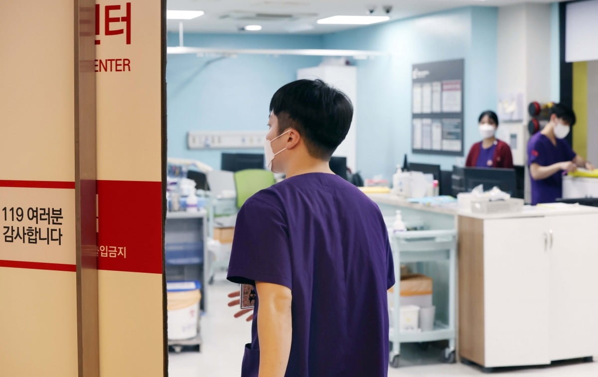 7일 서울의 한 중소병원에서 한 의료진이 응급의료센터로 들어가고 있다./김범준 기자