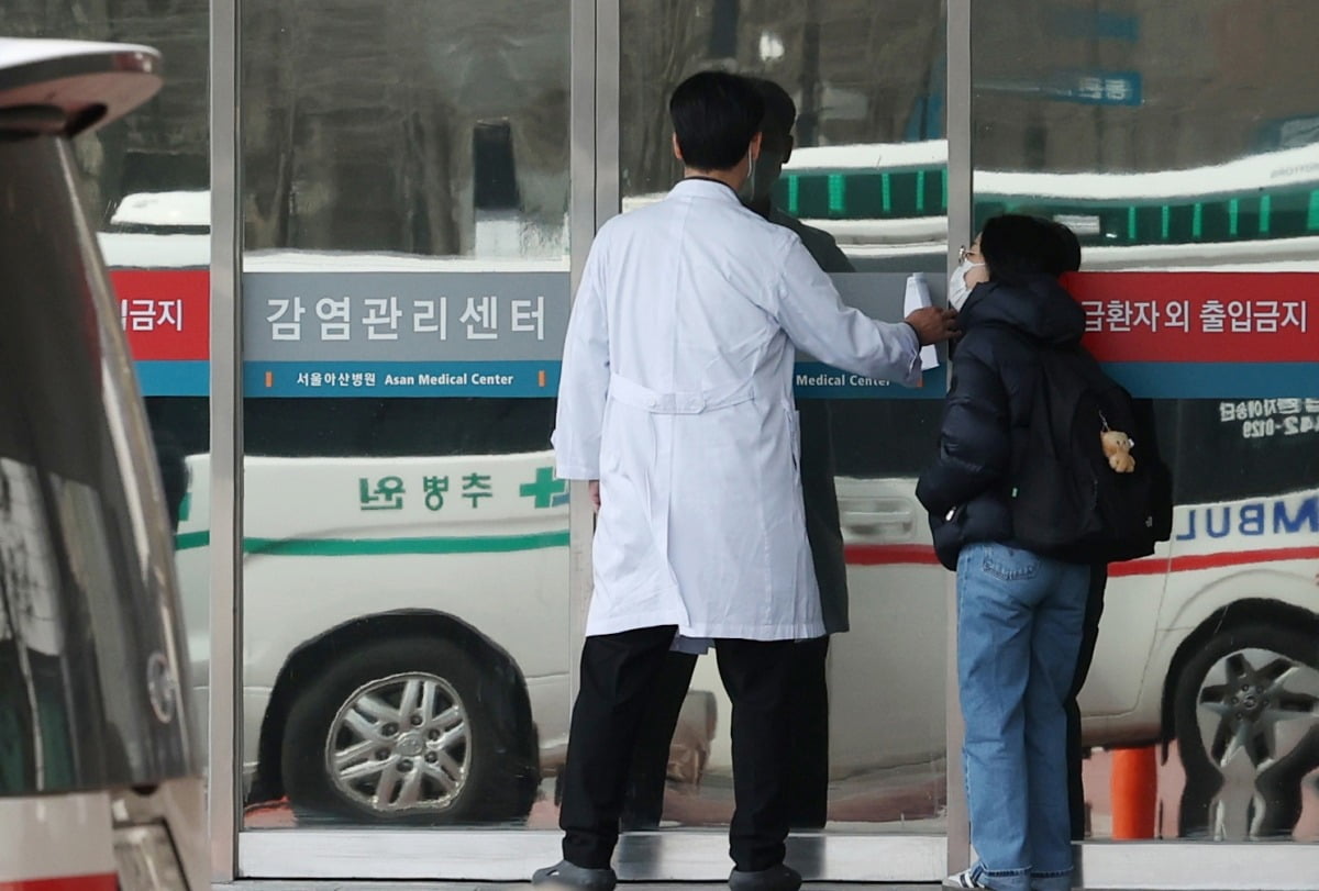 의대정원 증원에 반발한 전공의들이 진료거부를 이어가고 있는 6일 서울 시내 한 대형병원에서 한 의료진이 응급의료센터로 들어가고 있다./이솔 기자
