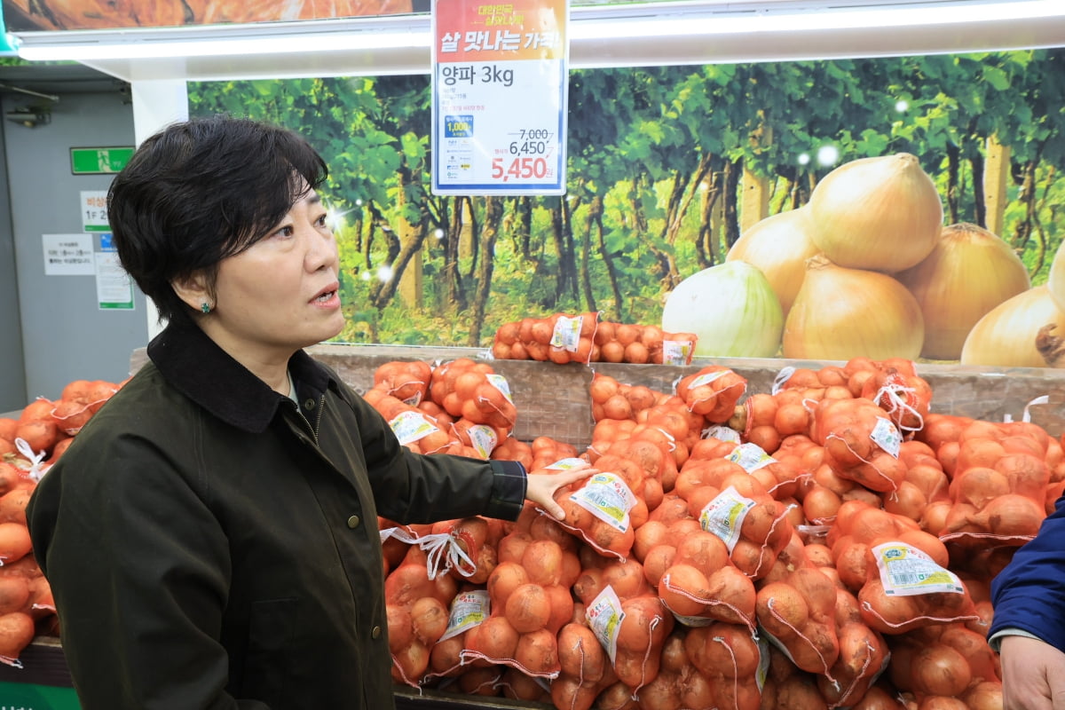 송미령 농림축산식품부 장관이 10일 서울 하나로마트 창동점에서 양파 가격과 수급 동향을 확인하고 있다. 농식품부 제공