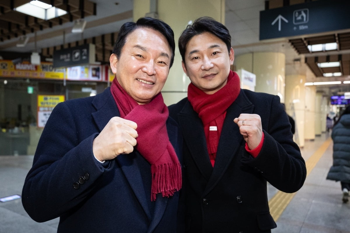 원희룡 전 국토교통부 장관(왼쪽)과 전 축구 국가대표 이천수씨가 지난달 22일 인천 계산역에서 출근길 시민들에게 인사 중 포즈를 취하고 있다. 에볼루션 카지노 사이트1