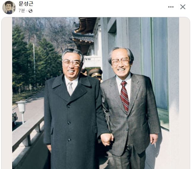 1989년 3월 밀입북한 고(故) 문익환 목사와 김일성 주석이 면담을 마친 뒤 손을 맞잡고 나오는 모습. / 사진=문성근씨 페이스북 캡처