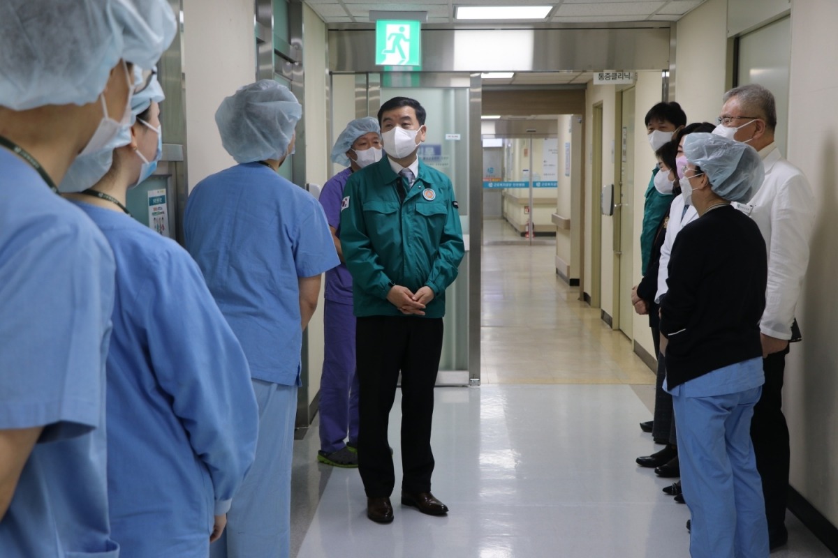 박종길 근로복지공단 이사장(가운데)이 11일 인천병원을 방문해 비상진료체계를 점검했다. 근로복지공단 제공