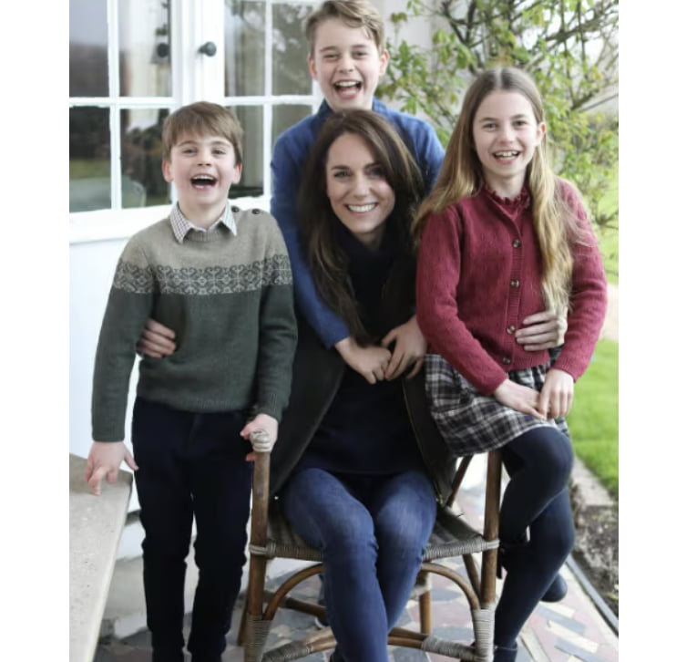 올해 1월 복부 수술 후 두 달간 모습을 보이지 않은 케이트 미들턴 영국 왕세자빈이 10일(현지시각) 가족 사진을 공개했다. 사진=인스타그램 캡처