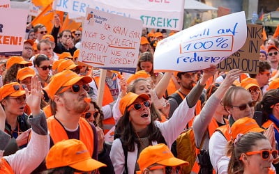 독일 의사 수천명 거리로…임금 12.5％ 인상 요구하며 파업