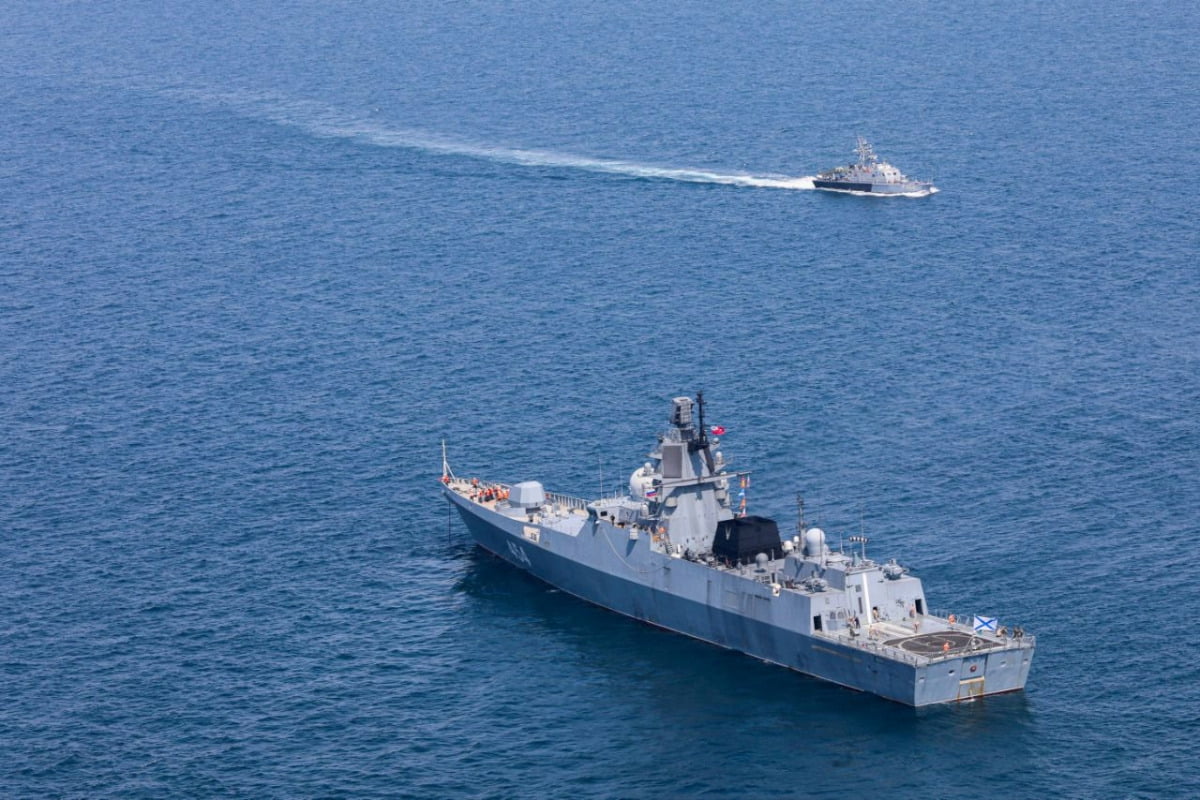 지난해 러시아 중국 이란 합동 해군훈련에 참가한 러시아 군함의 기동훈련 모습.  /로이터