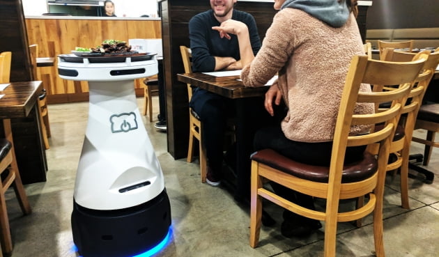 식당에서 작동하고 있는 베어로보틱스의 자율주행 서빙 로봇 