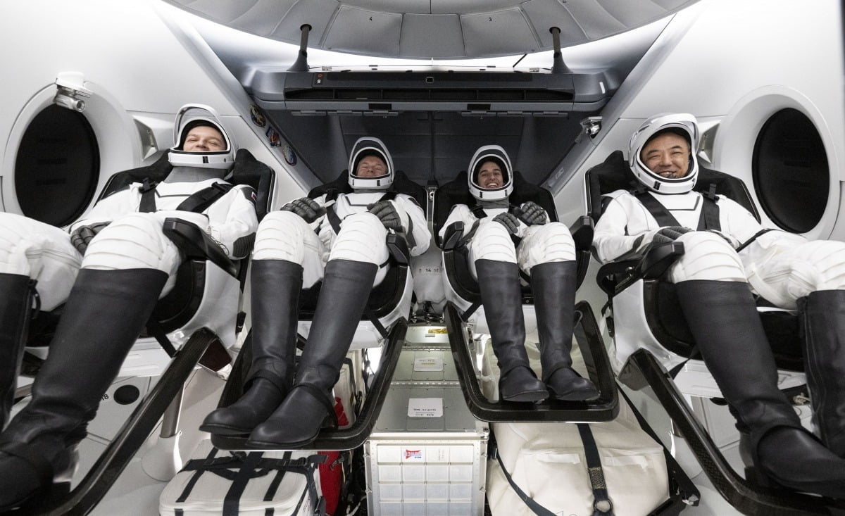 (사진 왼쪽부터)러시아 연방우주공사(로스코스모스) 소속 콘스탄틴 보리소프, 유럽우주국(ESA) 소속 덴마크인 안드레아스 모겐센, NASA 소속 이란계 미국인 여성 우주비행사 재스민 모그벨리, 일본우주항공연구개발기구(JAXA) 소속 후루카와 사토시가 미소를 짓고 있다. 이들은 12일(현지시간) 오전 5시47분(미 동부시간)에 민간 우주기업 스페이스X의 캡슐 '드래곤'을 타고 지구로 무사히 귀환했다.  /사진=NASA, AP 연합뉴스