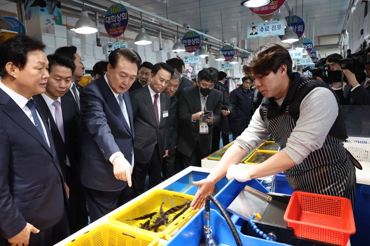 [포토] 삼천포용궁수산시장 방문한 윤 대통령