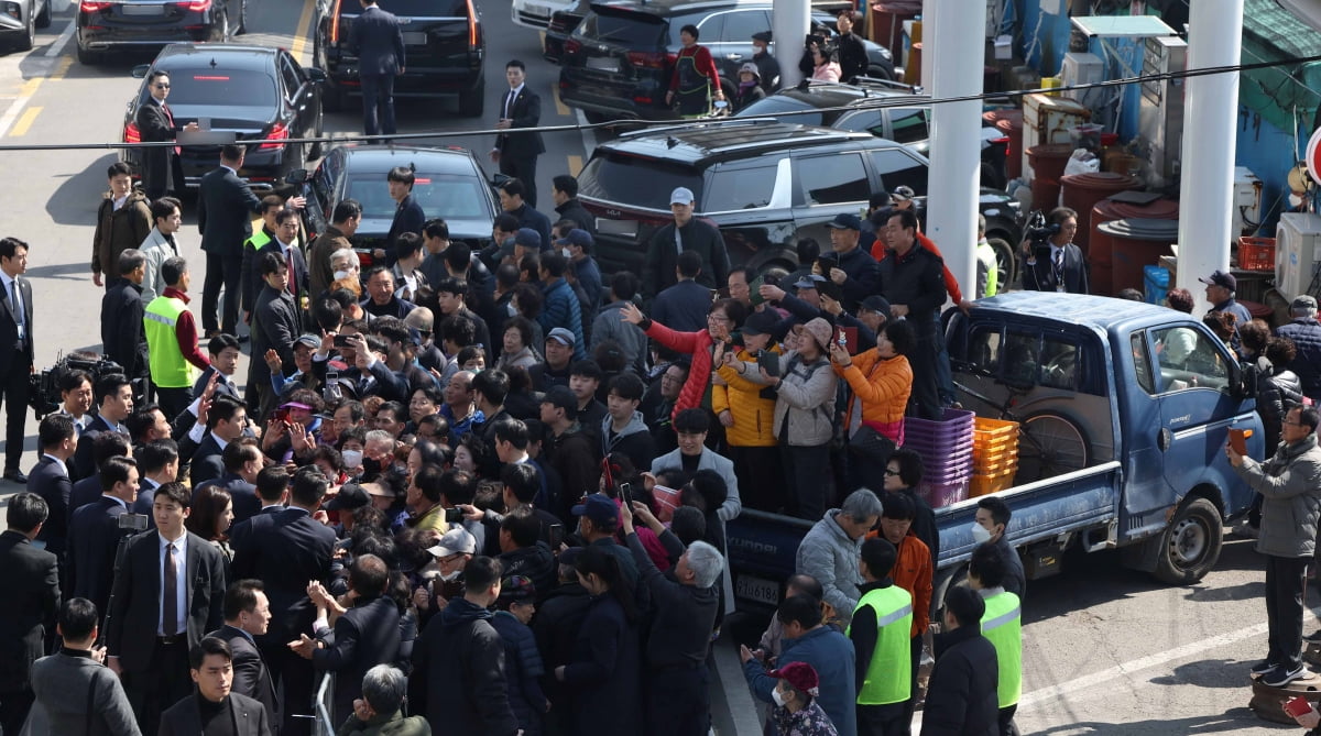 [포토] 삼천포용궁수산시장 방문한 윤 대통령