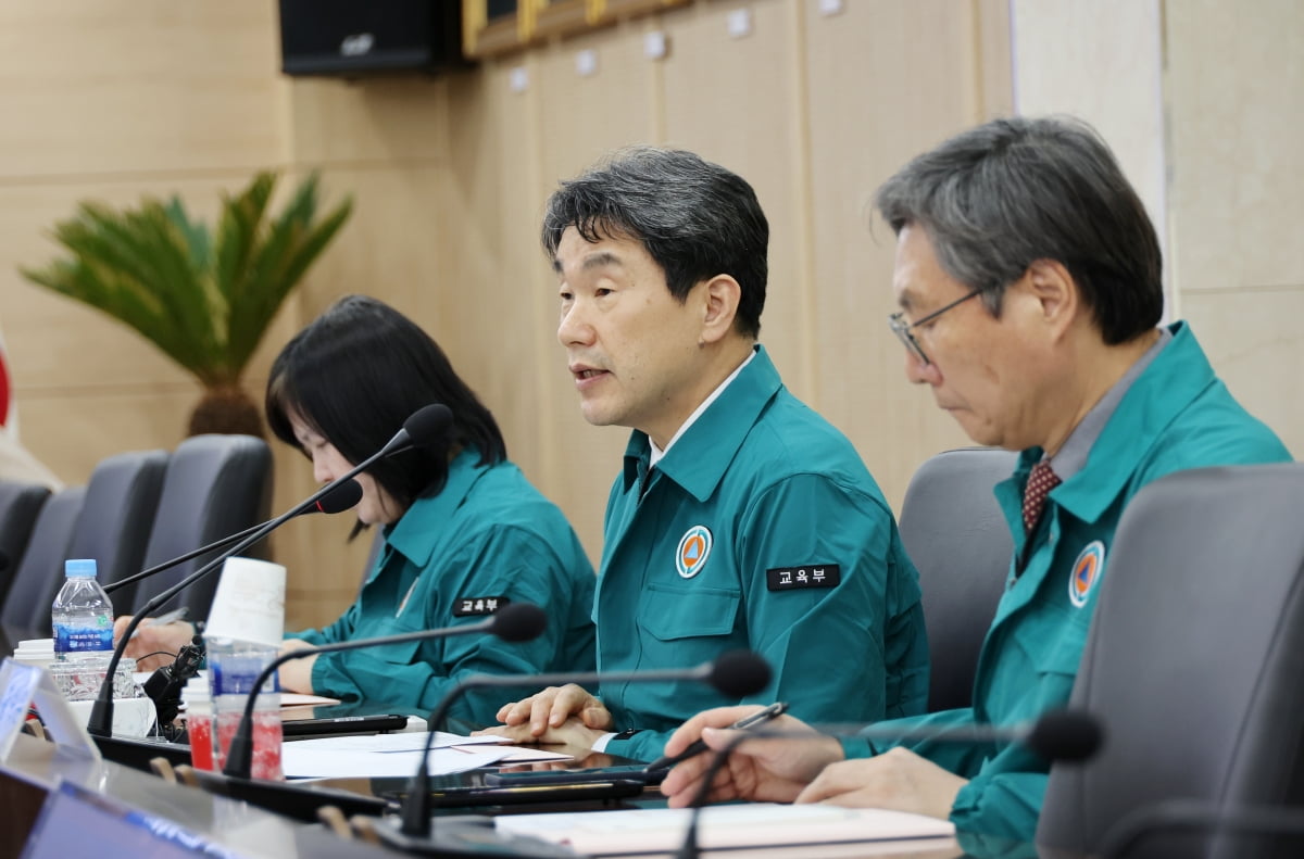 카지노 해외;멈춰있는 의대 수업 재개돼야카지노 해외;…이주호, 전북대서 간담회