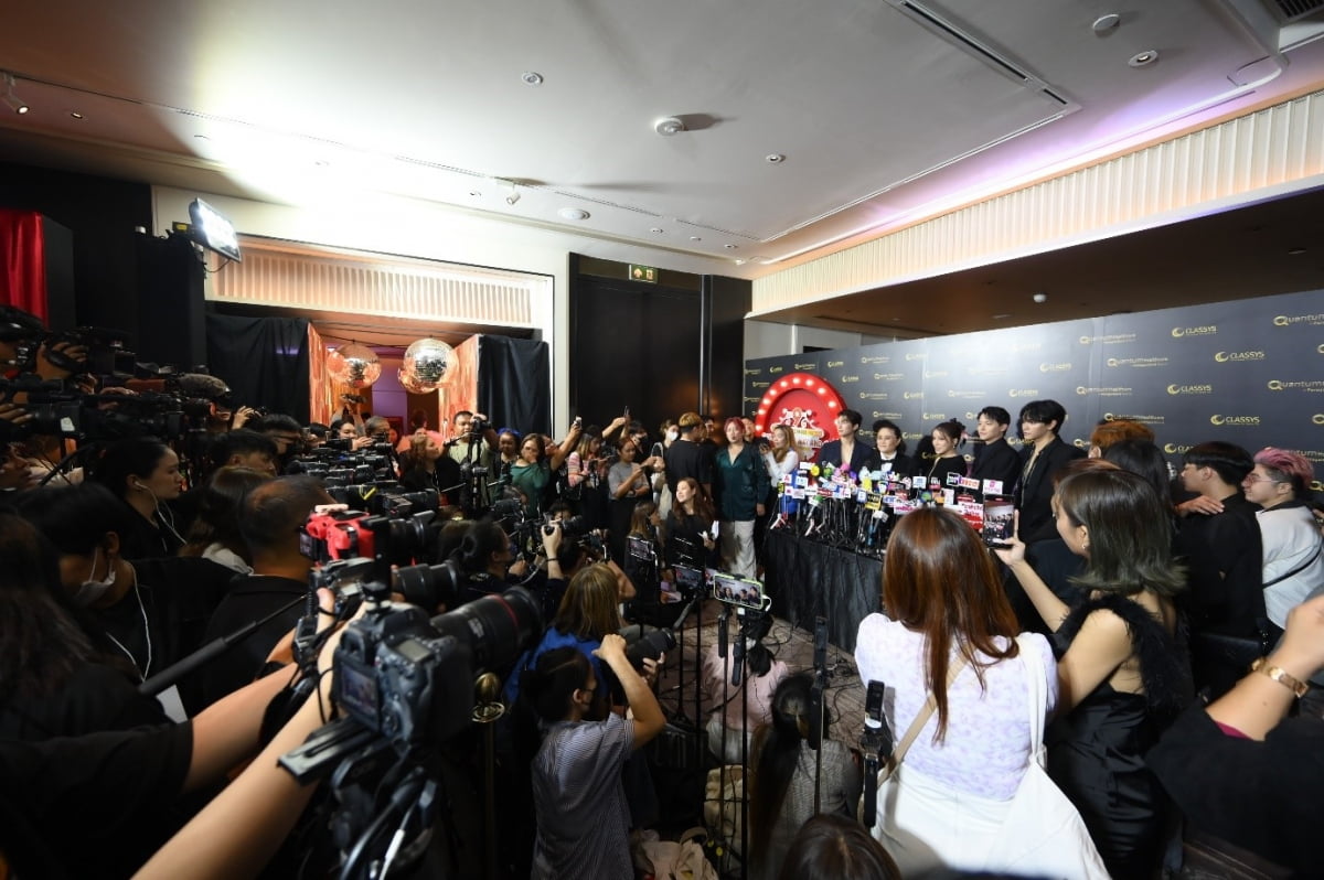 태국 볼뉴머 론칭쇼에 참가한 현지 유명인들이 기자단 취재에 대응하고 있다. 사진=클래시스