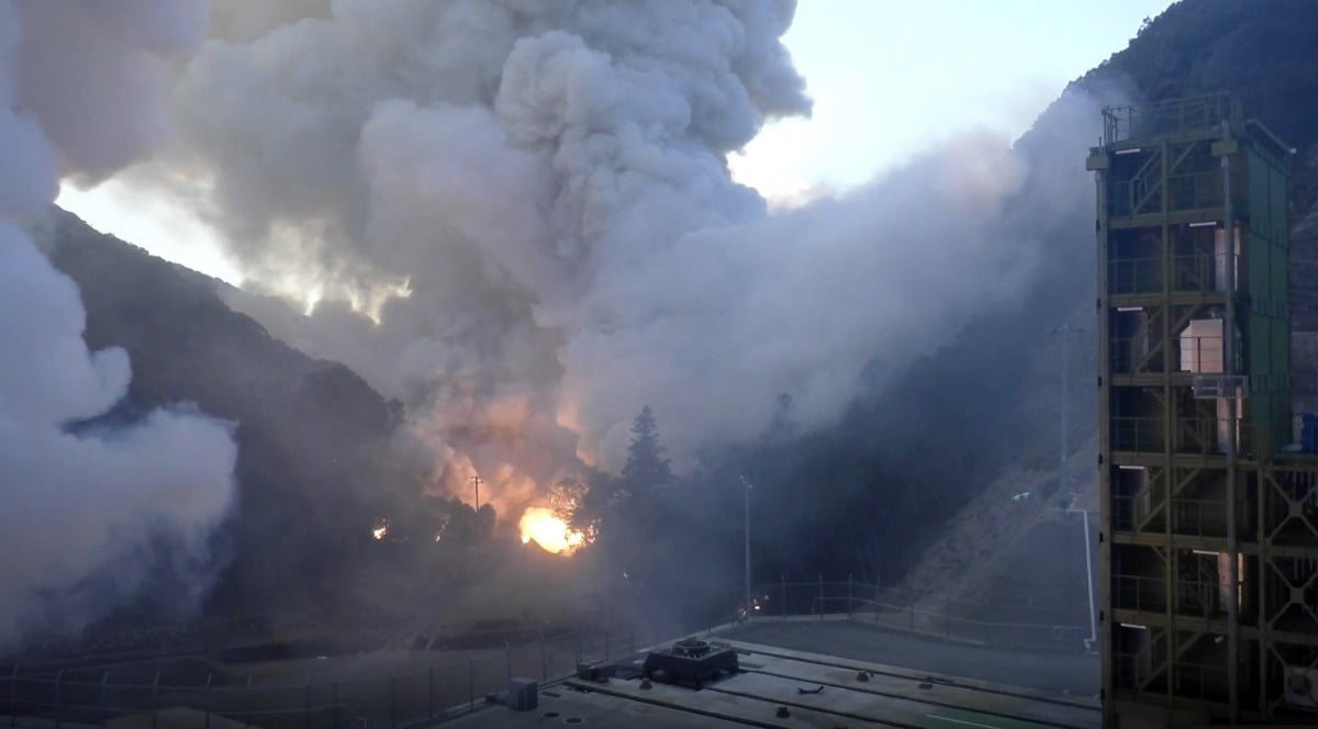 카이로스는 발사 5초 만에 '펑'하는 소리와 함께 공중 폭발했고, 이 여파로 발사장 주변 숲에 화재가 발생했다. / 사진=EPA 연합뉴스