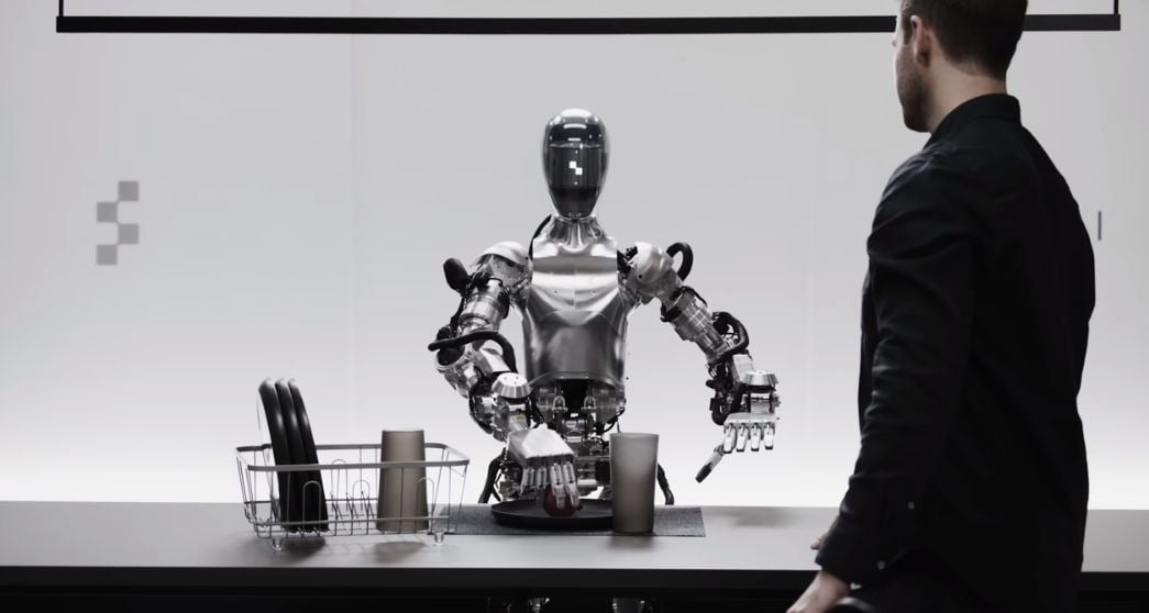 오픈AI의 AI가 탑재된 휴머노이드 로봇 '피규어 01'이 '먹을 걸 줄 수 있냐'는 인간의 말에 앞에 있는 사과를 집어들고 있다. / 사진=피규어 유튜브 캡처
