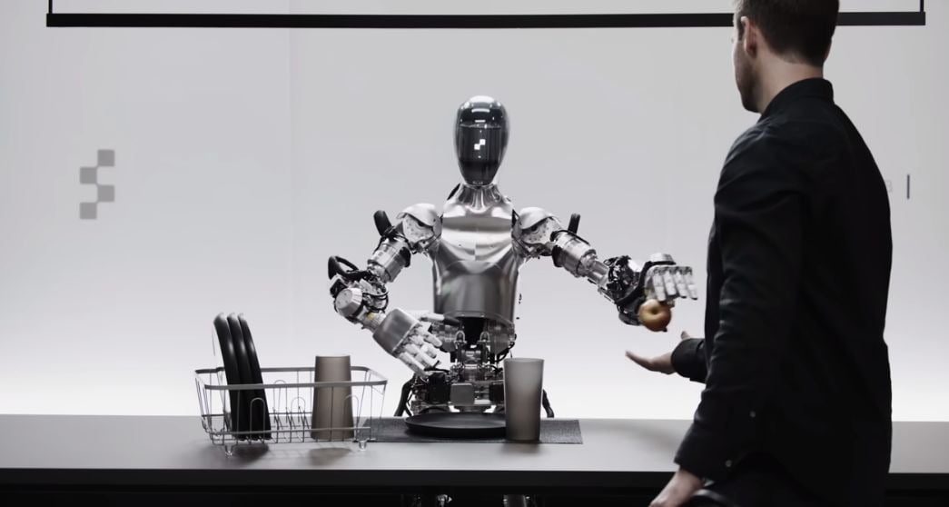 오픈AI의 AI가 탑재된 휴머노이드 로봇 '피규어 01'이 '먹을 걸 줄 수 있냐'는 인간의 말에 앞에 있는 사과를 집어 건네고 있다. / 사진=피규어 유튜브 캡처