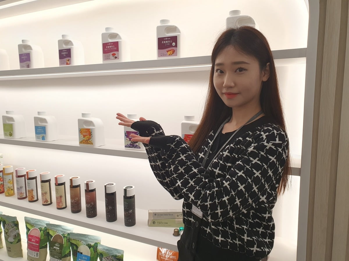 우경은 흥국에프엔비 대리가 제품들을 소개하고 있다. 윤현주 기자