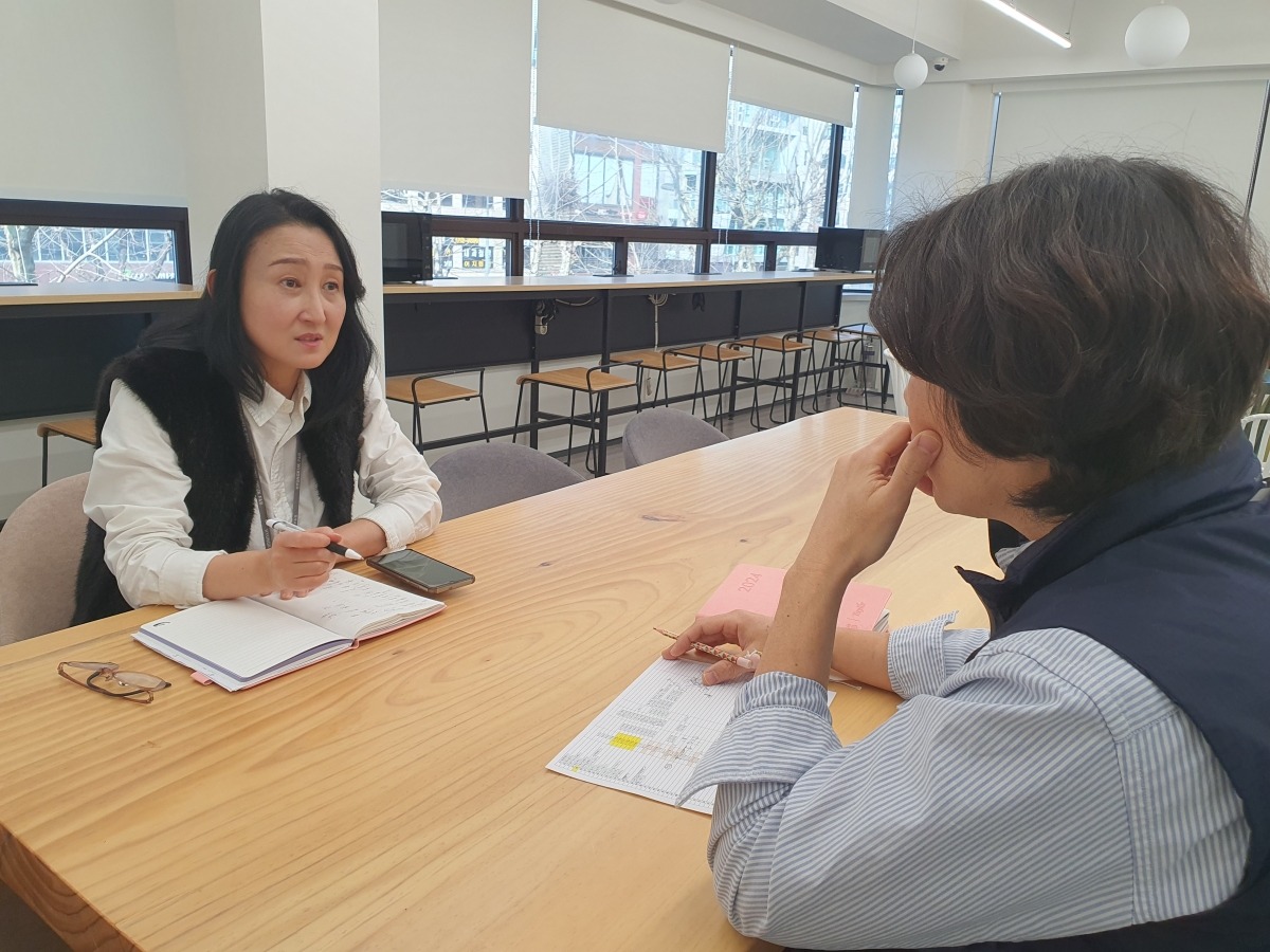 정미경 이사(왼쪽)가 음료 개발 업무를 논의하고 있다. 윤현주 기자