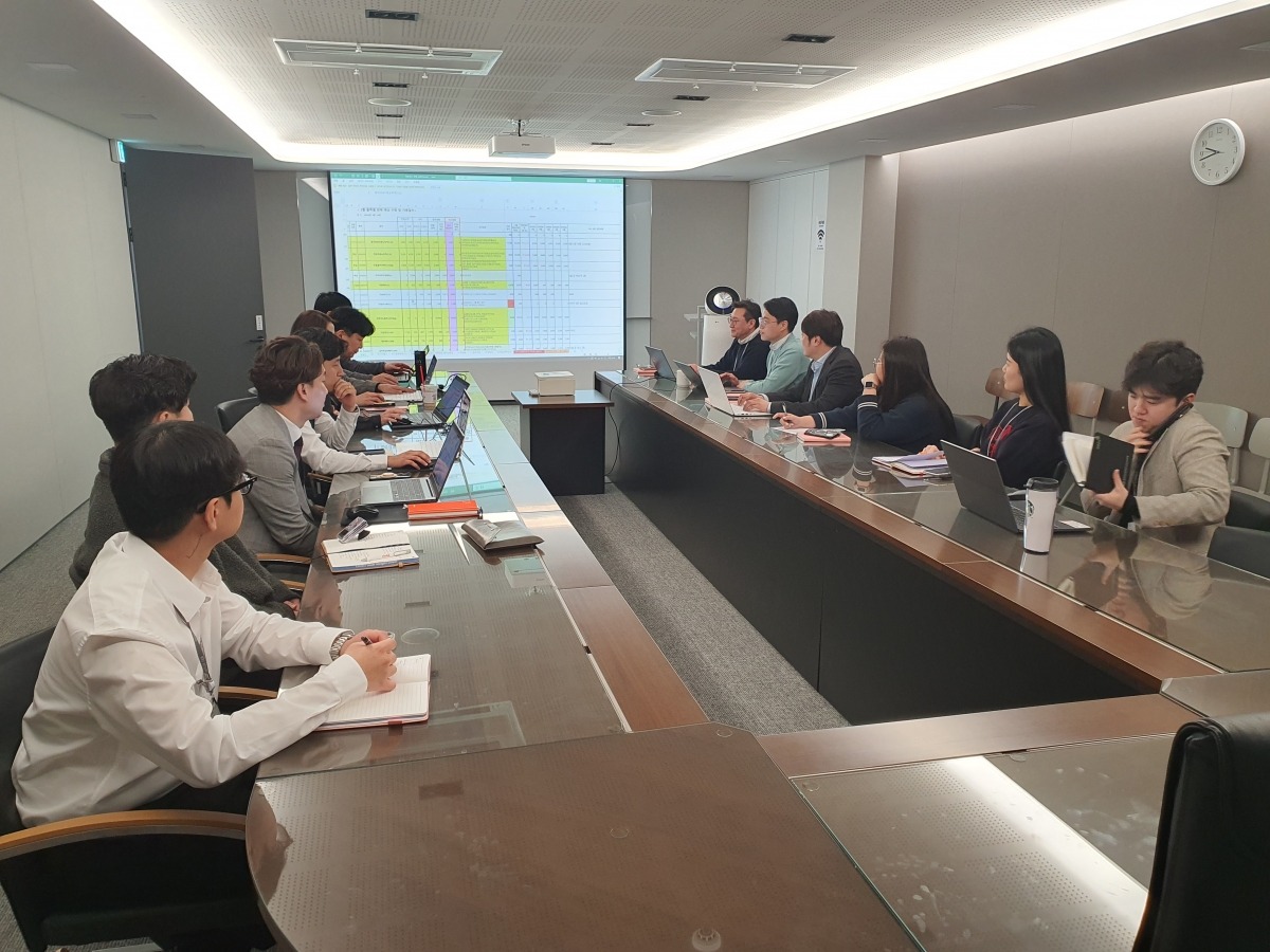 흥국에프엔비 임직원들이 영업 마케팅 회의를 하고 있다. 윤현주 기자