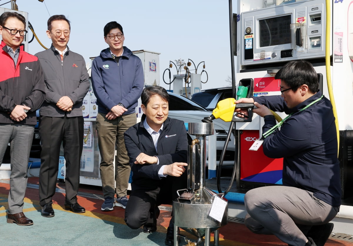 [포토] 안덕근 산업부장관, 주유소 방문해 가격동향 점검