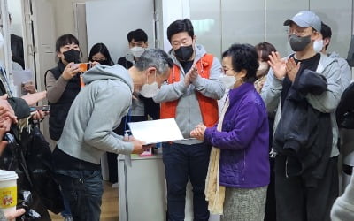 '칼정장' MBK 임직원들이 청바지·후드티 입고 모이는 날은?