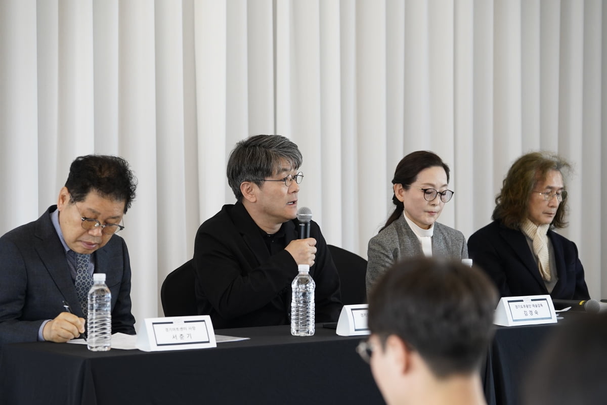 왼쪽부터 서춘기 경기아트센터 사장, 김광보 경기도극단 예술감독, 김경숙 경기도무용단 예술감독, 김성진 경기시나위오케스트라 예술감독