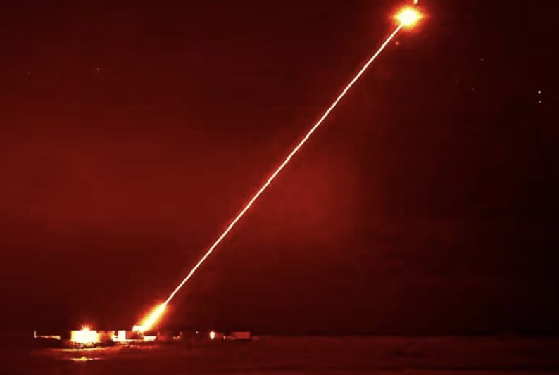 영국의 새로운 레이저 무기 '드래건파이어'가 목표물을 명중시키는 모습. /사진=영국 국방부 홈페이지