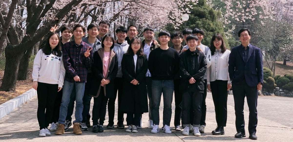 김정 KAIST 교수(우측 맨 끝)가 연구원들과 사진 촬영을 하고 있다. / 사진=김정 교수