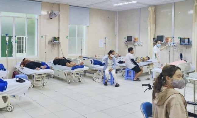 나짱의 한 병원에서 치료를 받는 식중독 환자들. 사진=VN익스프레스 캡처
