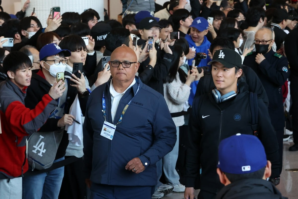 미국프로야구(MLB) 월드투어 서울시리즈에 출전하는 LA  다저스 야마모토 요시노부가 15일 오후 인천국제공항 제1터미널을 통해 부인과 함께 입국하고 있다./최혁 기자