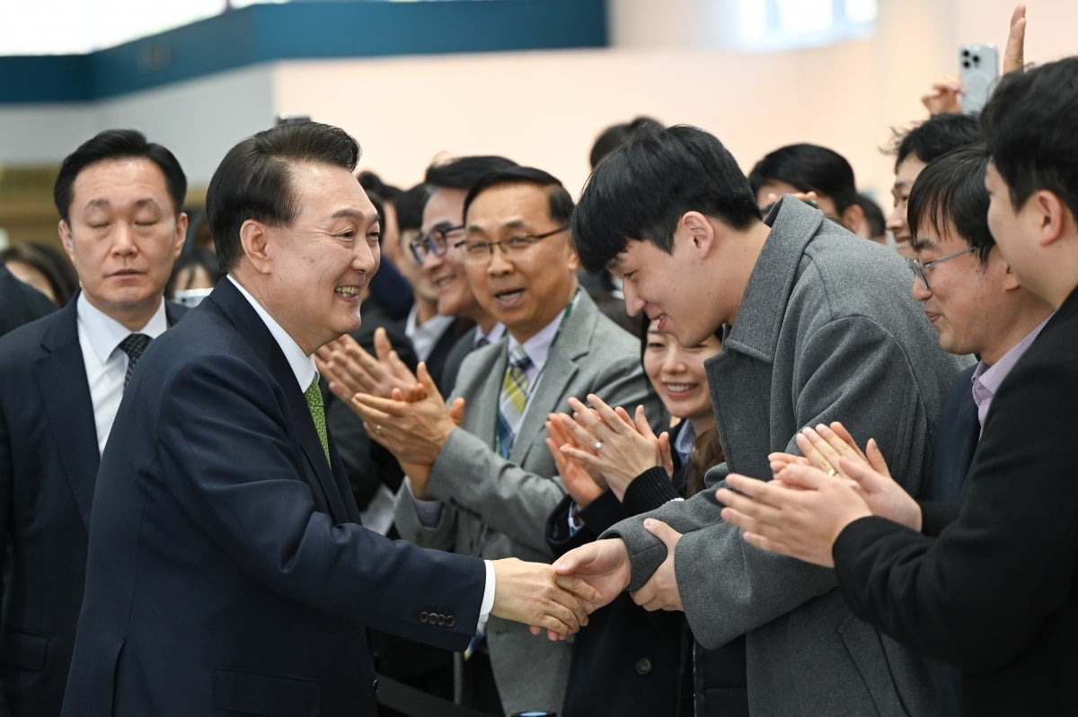 윤석열 대통령이 14일 전남 무안군 전남도청에서 '미래산업과 문화로 힘차게 도약하는 전남'을 주제로 열린 스무 번째 '국민과 함께하는 민생토론회'를 마친 뒤 전남도청 직원들과 인사하고 있다.  /연합뉴스