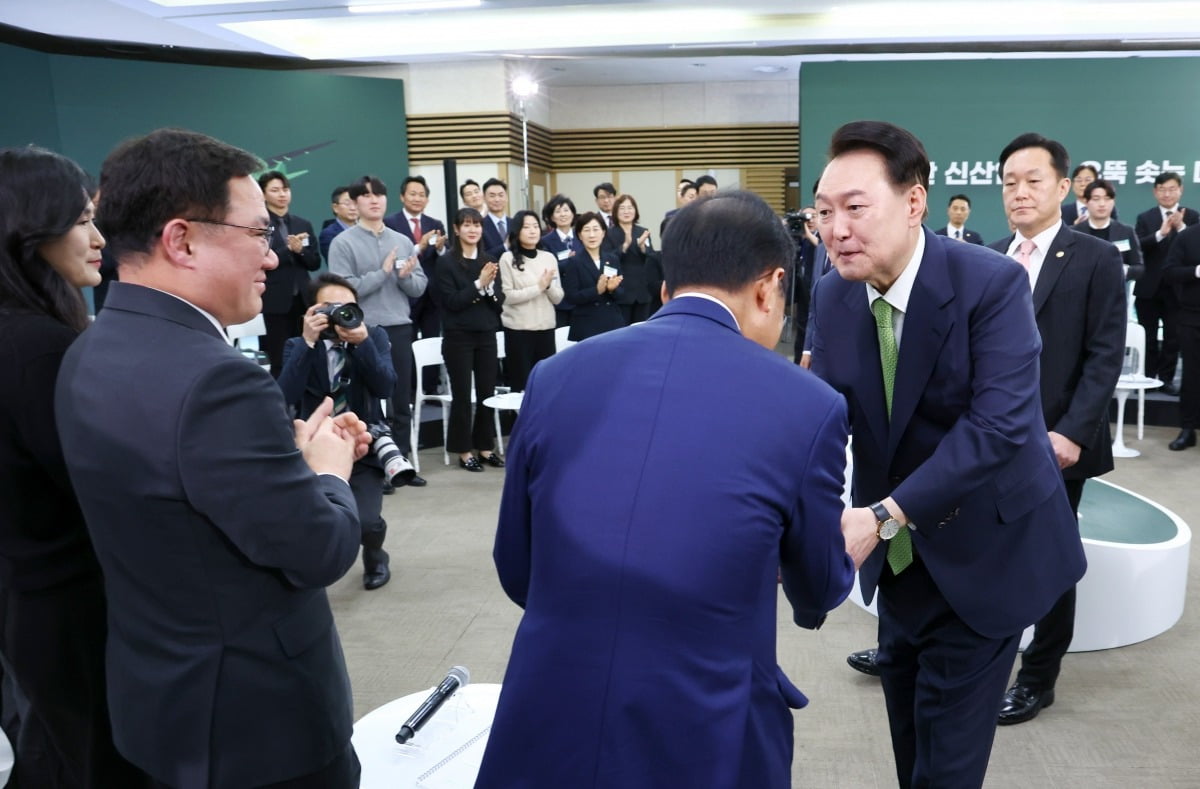  윤석열 대통령이 4일 대구 북구 경북대학교에서 '첨단 신산업으로 우뚝 솟는 대구'를 주제로 열린 열여섯 번째 국민과 함께하는 민생토론회에서 홍준표 대구시장과 악수를 하고 있다.  /연합뉴스