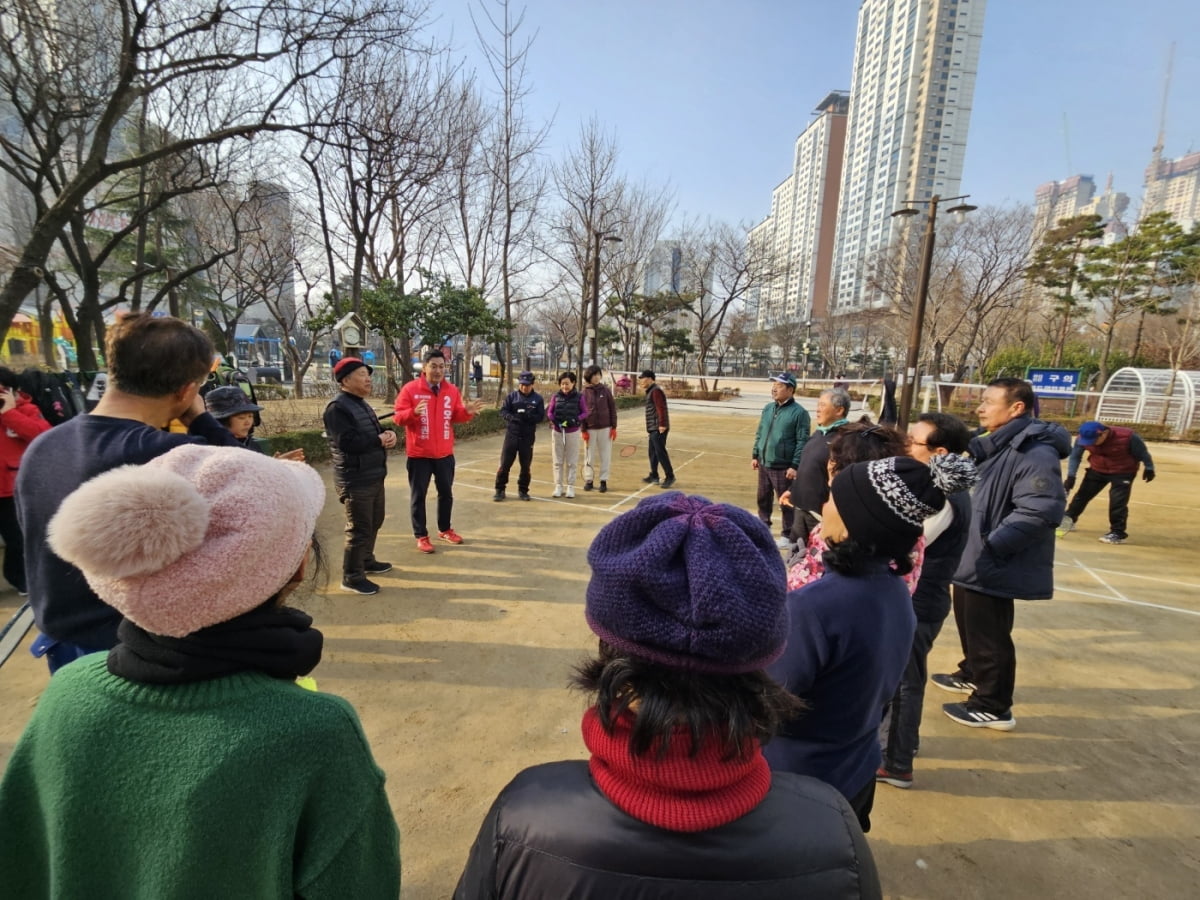 오신환 국민의힘 서울 광진을 후보가 주민들과 이야기를 나누고 있다. /사진=캠프제공