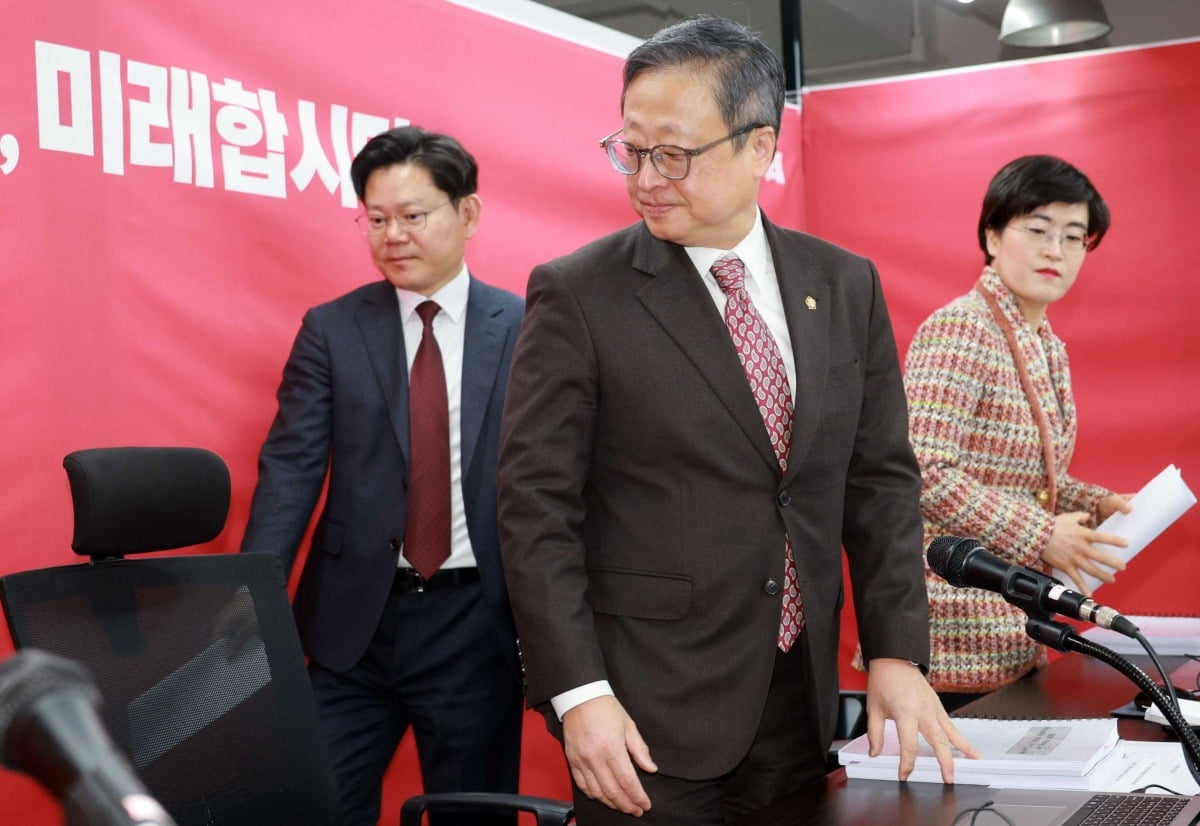 국민의미래 유일준 공천관리위원회 위원장이 12일 서울 여의도 국민의미래 중앙당사에서 열린 비례대표 면접심사를 마치고 있다./김병언 기자 