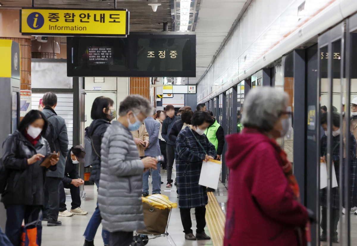 [포토] 출근길 멈춰 선 지하철