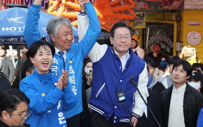 피습 이후 처음 부산 찾은 이재명 "국힘 과반 절대 안돼"