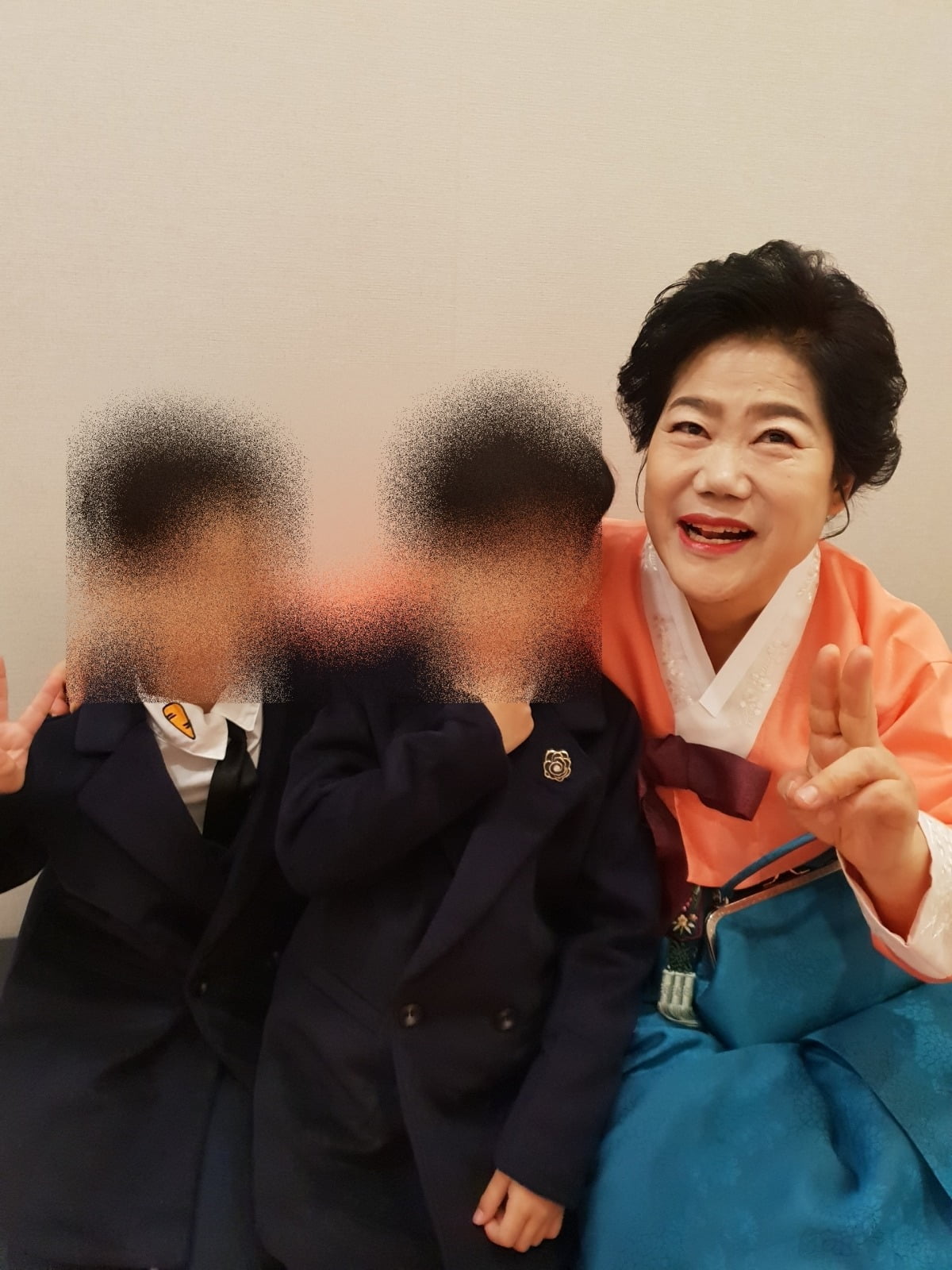 뇌사 장기 기증으로 두 생명을 살리고 하늘의 천사가 된 임봉애(62)씨와 그의 쌍둥이 손자. / 사진=한국장기조직기증원