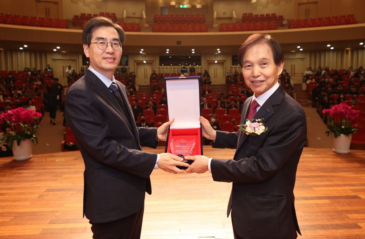 '올해의 KAIST인' 상을 수상한 명현 KAIST 전기 및 전자공학부 교수(왼쪽)와 이광형 KAIST 총장 / 사진=KAIST