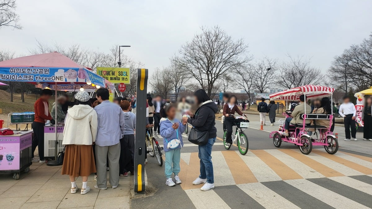자전거 도로 앞에서 불법노점상이 영업중인 모습. /사진=정희원 기자
