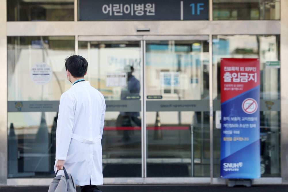 전공의들의 집단행동이 한 달째를 맞은 18일 서울의 한 대학병원에서 한 의사가 어린이병원 앞을 지나고 있다. 사진=뉴스1
